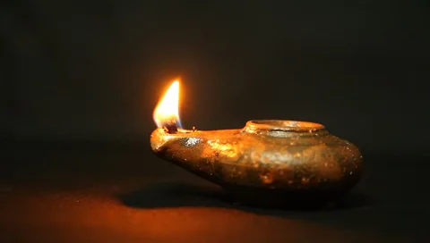 Đèn dầu cổ dùng bấc để chiếu sáng