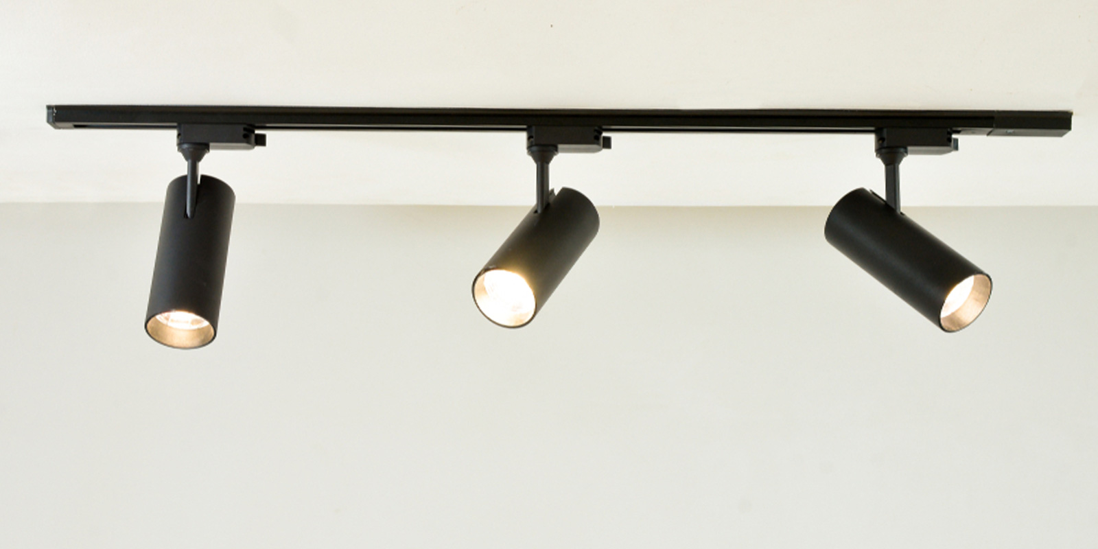 Đèn rọi ray – Tính linh hoạt và ứng dụng trong không gian trưng bày